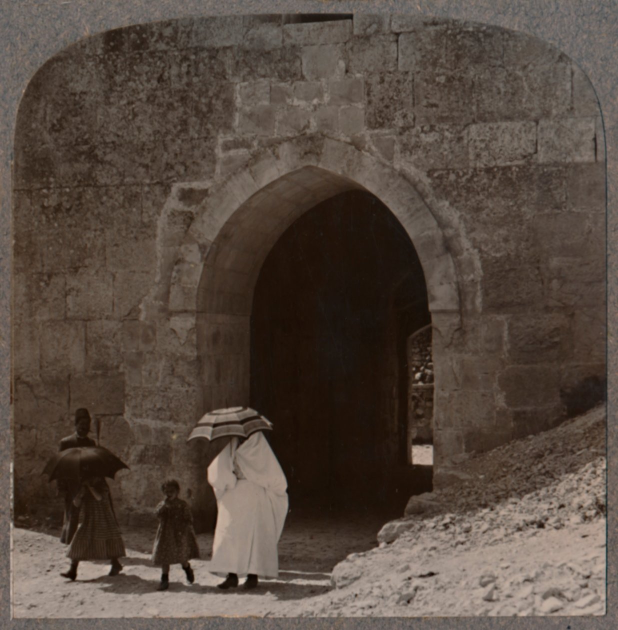 Mohammedanische Frauen betreten Jerusalem durch das Herodstor, ca. 1900 von Unbekannt