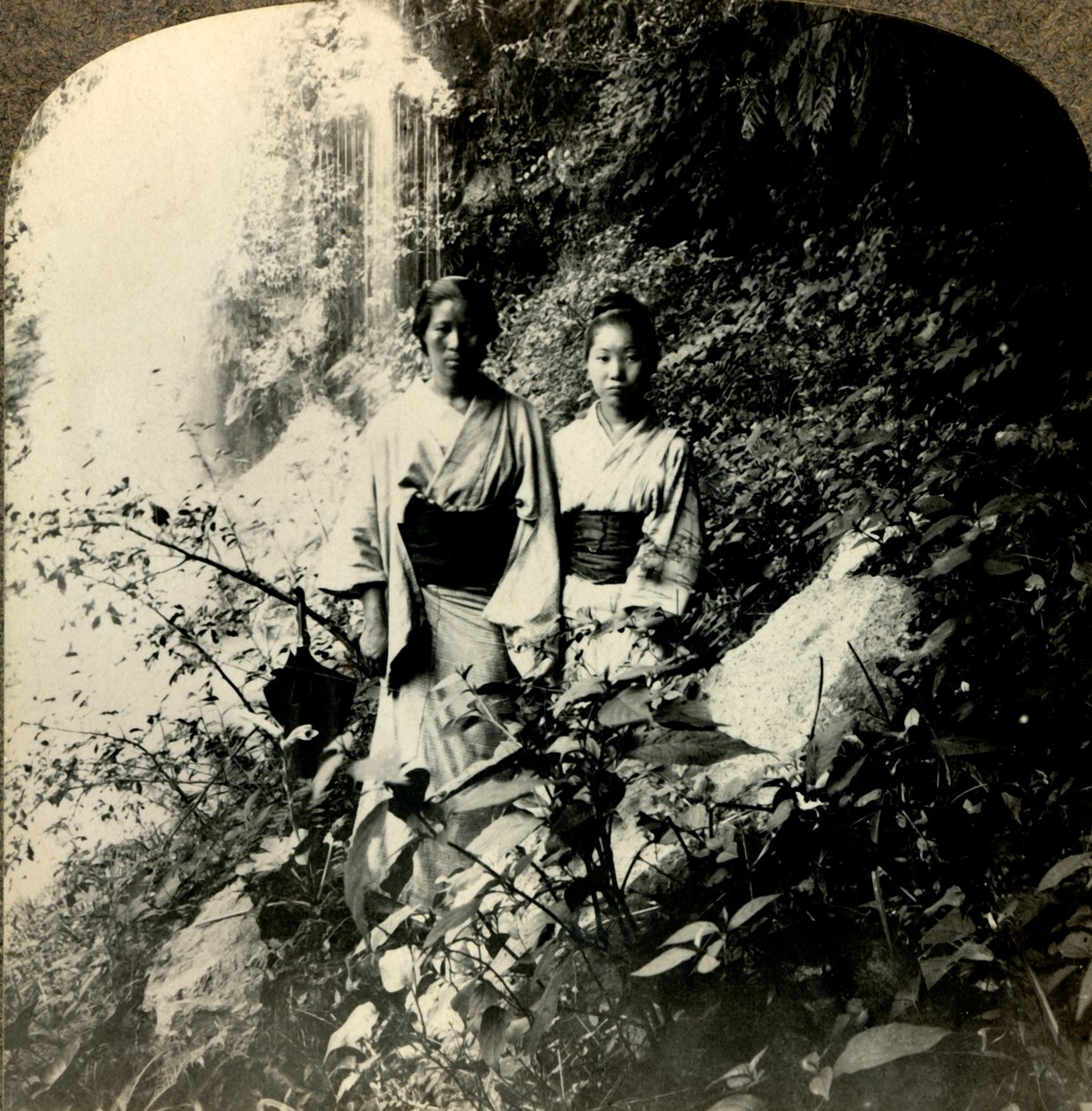 Mädchen des Landes der aufgehenden Sonne, unter den Kogijoku-Wasserfällen, ca. 1900 von Unbekannt