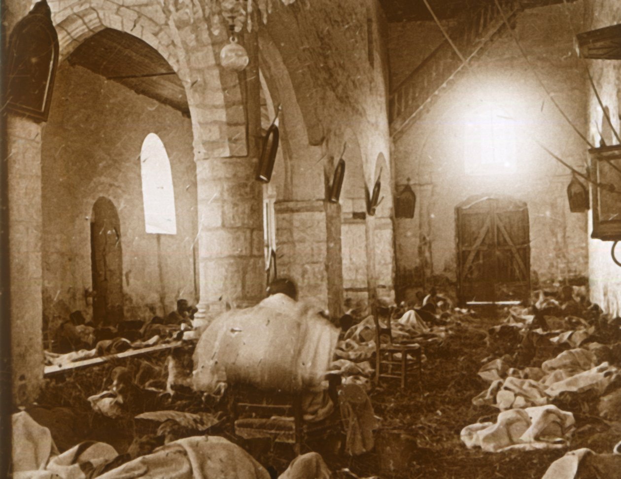 Notlazarett in einer Kirche, Marne, Nordfrankreich, 1914 von Unbekannt