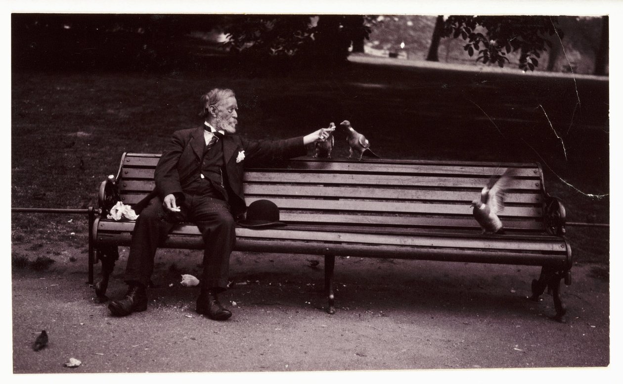 Mann auf einer Parkbank, um 1920 von Unbekannt