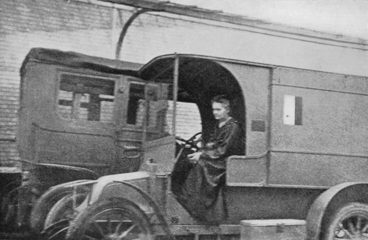 Marie Curie, in Polen geborene französische Physikerin, fährt ein in eine radiologische Einheit umgebautes Auto, 1914 von Unbekannt