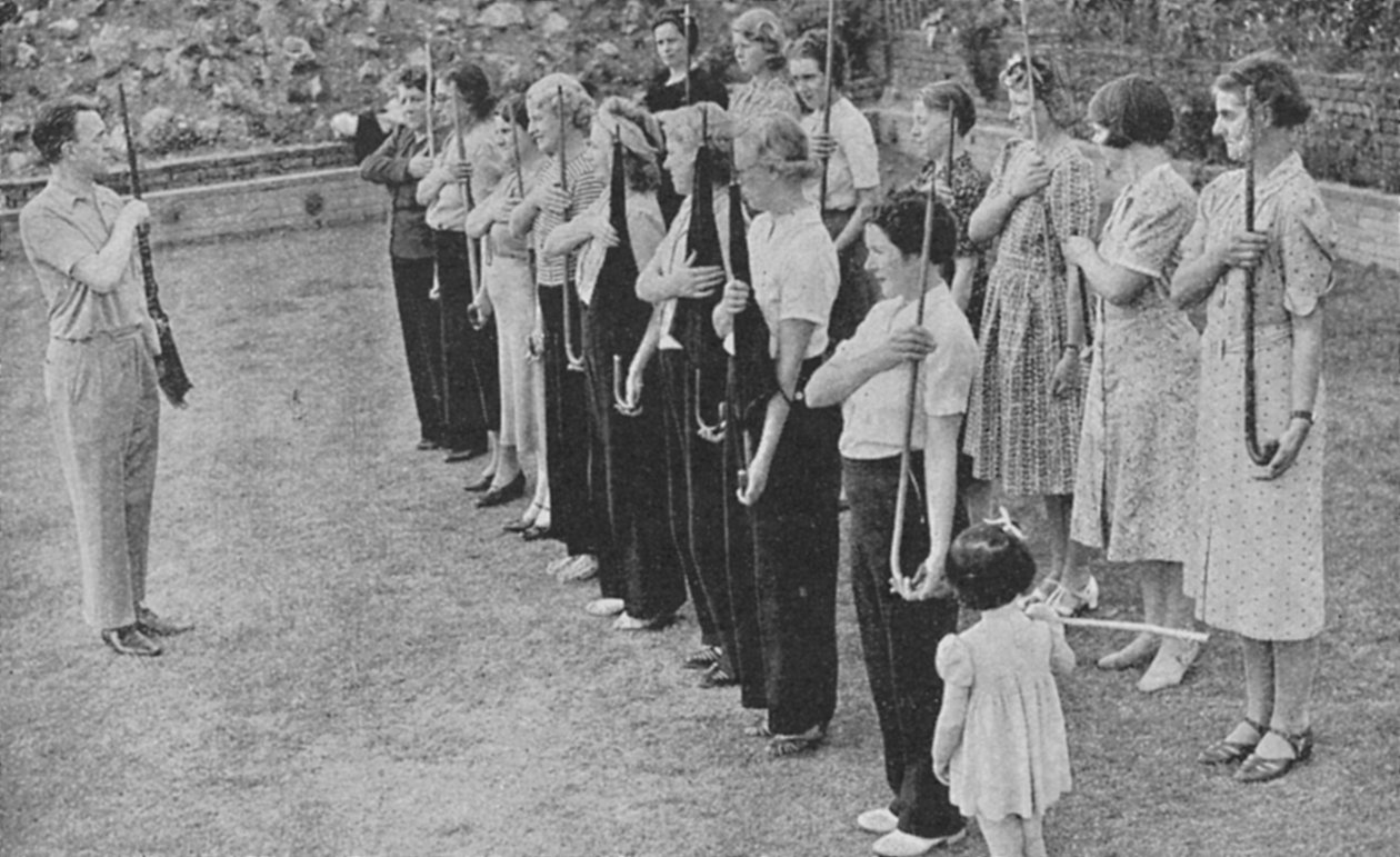 Mitglieder des Frauen-Freiwilligen-Verteidigungskorps werden im Gewehrdrill ausgebildet, Zweiter Weltkrieg, 1940 von Unbekannt