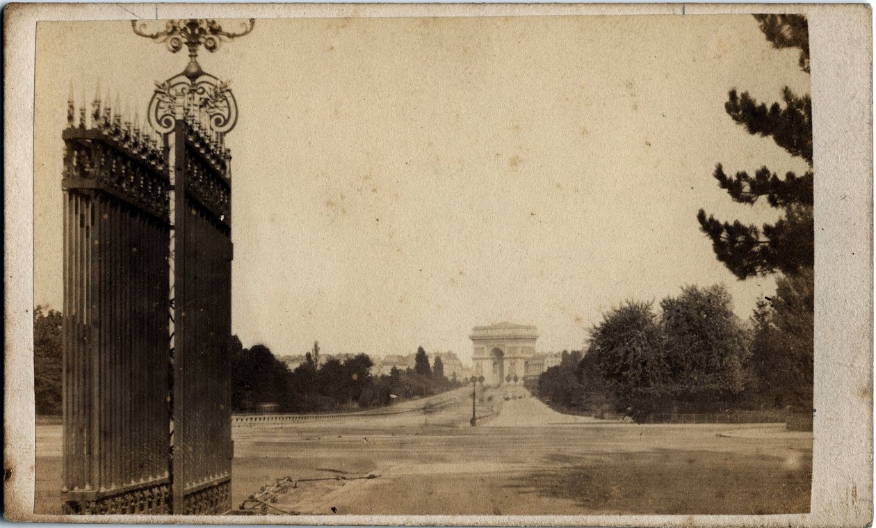 Gemeinde von Paris (1871): Blick auf Porte Maillot und den Arc de Triomphe. Anonyme Fotografie. Druck auf Karton Maße 17x8 cm von Unbekannt