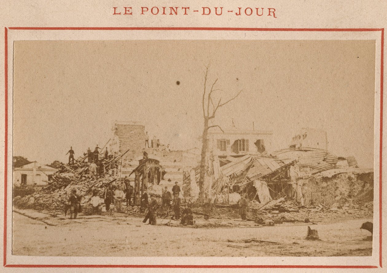 Gemeinde von Paris (1871): Blick auf die Ruinen im Viertel Point-du-Jour in Paris im Mai 1871. Fotografie von Pierre Pepetit. Druck auf Karton, Maße 9x5,4 cm von Unbekannt