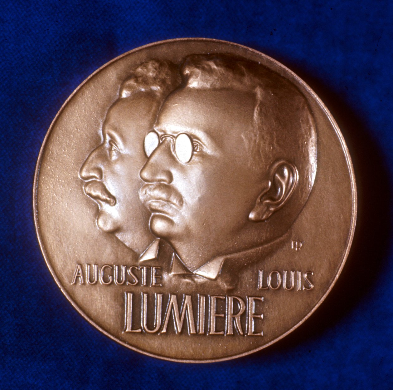 Vorderseite der Medaille zur Erinnerung an 50 Jahre Kinematographie durch die Brüder Lumière, 1945 von Unbekannt