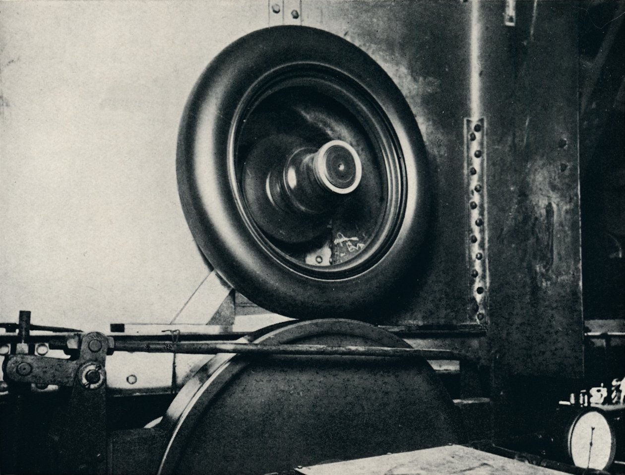 Einer der Reifen von Sir Malcolm Campbell bei 300 mph, 1937 von Unbekannt