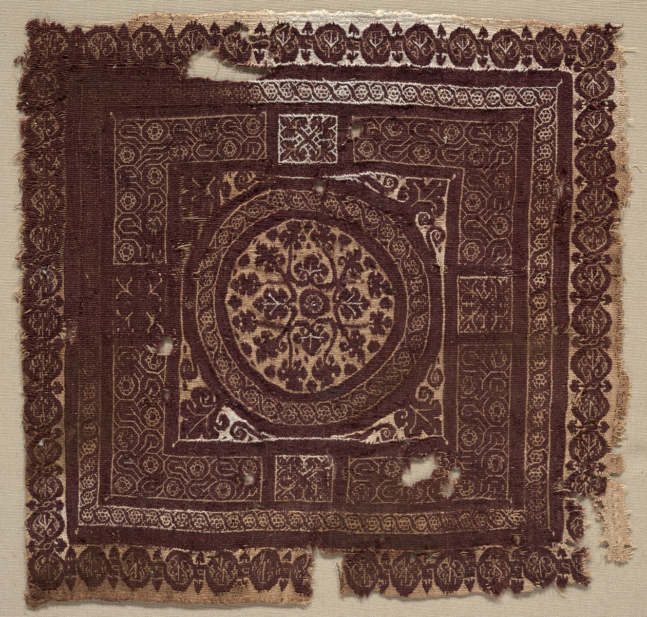 Ornament mit symbolischen verschlungenen Knoten, 400er - 600er von Unbekannt