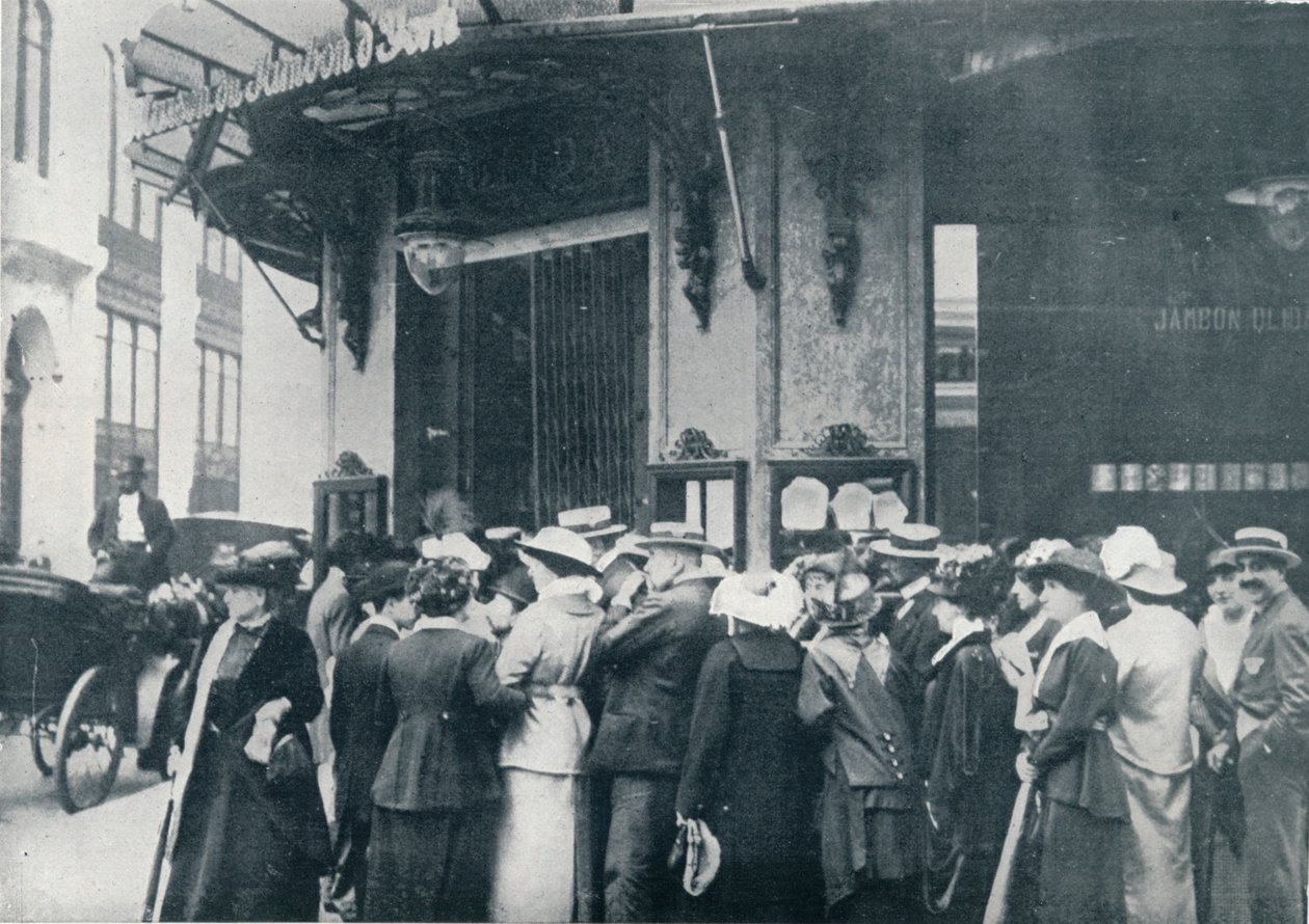 Vor einem der Pariser Lebensmittelgeschäfte, als eine Belagerung der Stadt befürchtet wurde, um 1914 von Unbekannt