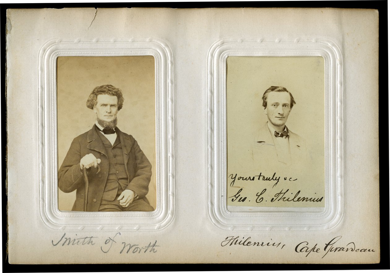 Seite fünfzehn des Albums mit einem Halbporträt von Eli Smith (links) und einem Brustporträt von George C. Thilenius (rechts). Smith von Worth und Thilenius, Cape Girardeau (auf Albumseite geschrieben). Smith war ein Delegierter aus Worth County (12. Senat von Unbekannt