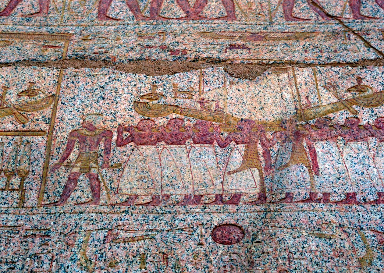Bemaltes Relief, das ein Ra-Sonnenboot in einer Prozession zeigt, Antikes Ägypten von Unbekannt