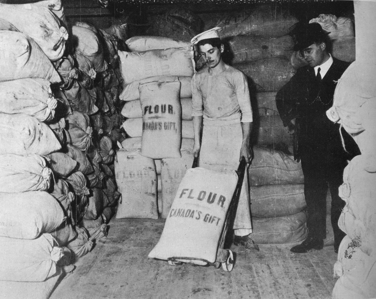 Teil von Kanadas Mehlspende zur Linderung der Kriegsnot in England, 1915 von Unbekannt