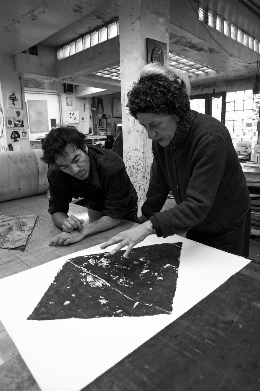 Pascal Gauvard, Mitbegründer der Pasnic-Gravierwerkstatt, Annie-Paule Thorel, französische Malerin. Analyse eines Drucks. Pasnic-Gravierwerkstatt in Paris im Jahr 2009 von Unbekannt