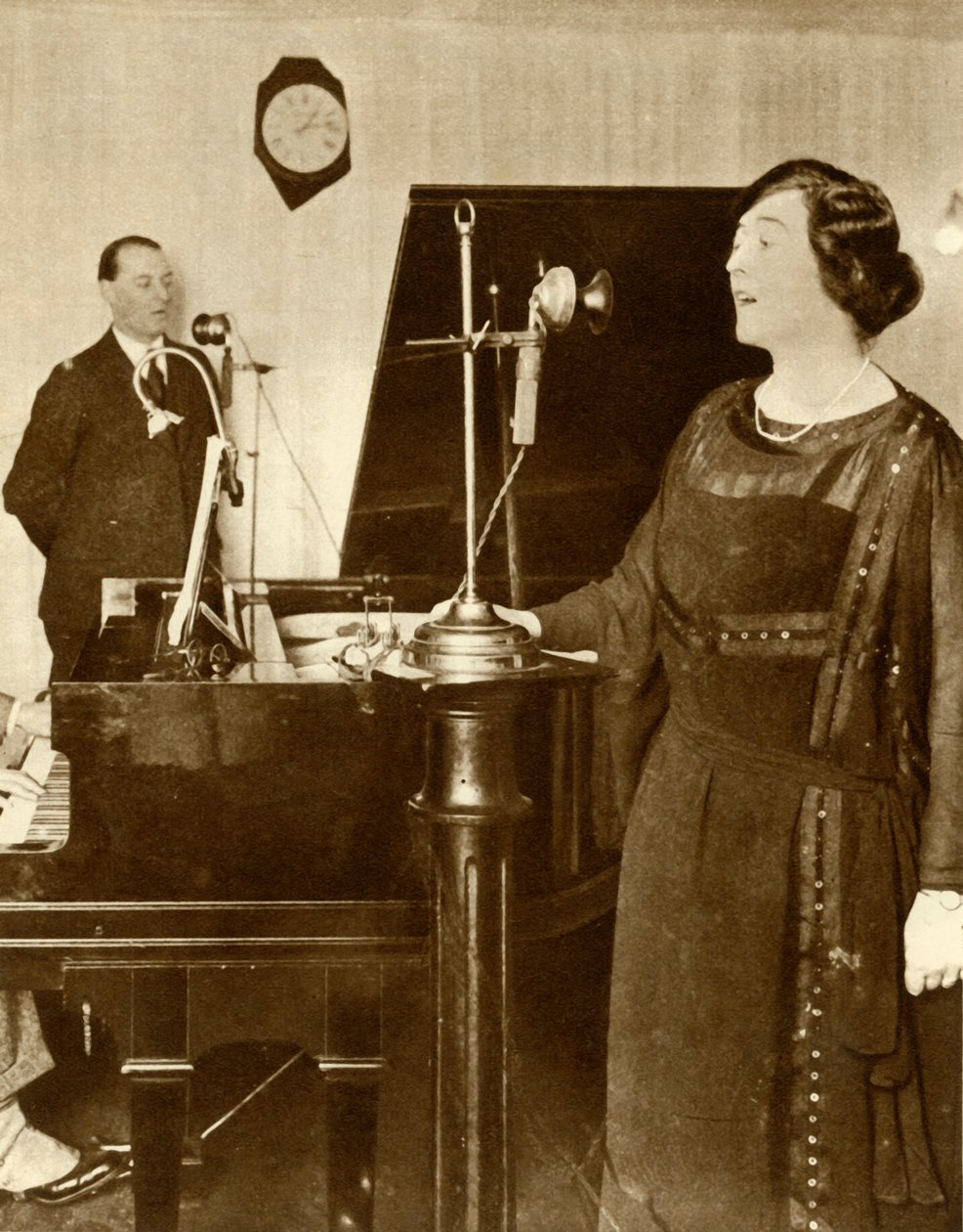 Darsteller singen ein Duett in einem der Studios von 2LO, Savoy Hill, London, 1923 von Unbekannt