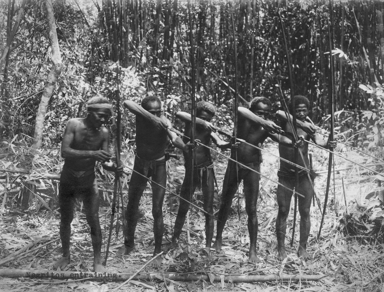 Philippinen: ca. 1890 Männliche Mitglieder des Negrito-Stammes zeigen ihre Jagdfähigkeiten (s/w Foto) von Unbekannt