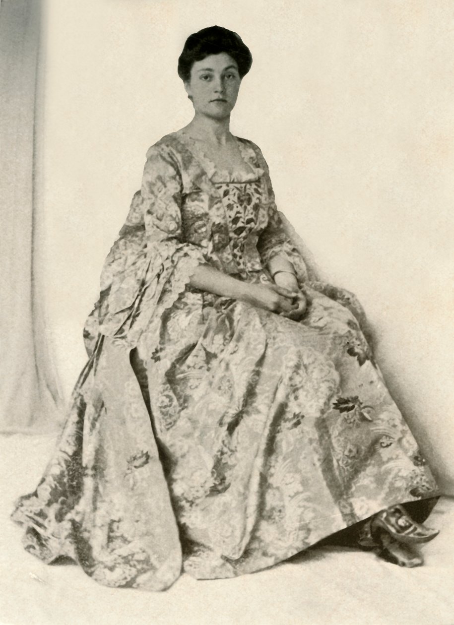 Fotografie eines Kincob-Brokatstoffs mit seidenbesticktem Mieder, ca. 1750, 1937 von Unbekannt
