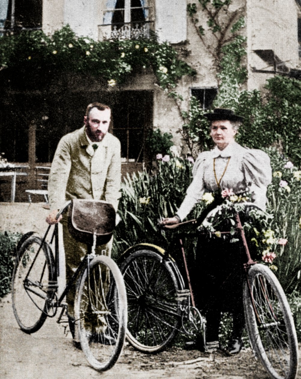Pierre und Marie Curie, französische Physiker, bereiten sich auf eine Radtour vor von Unbekannt