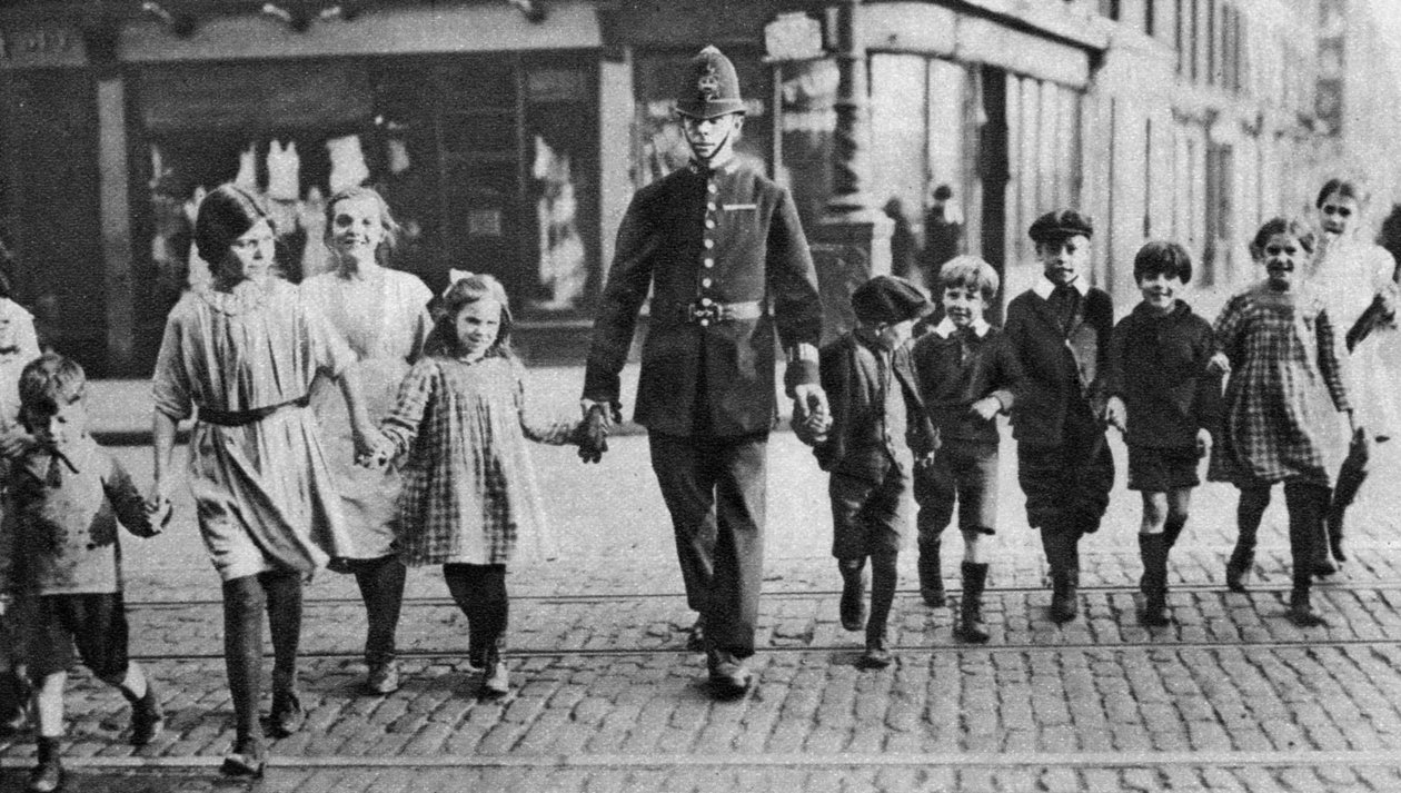 Polizist hilft Schulkindern über die Straße, East End, London, 1926-1927 von Unbekannt