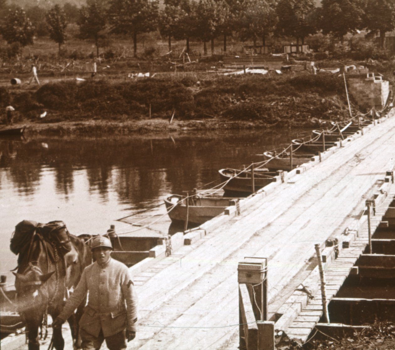 Pontoonbrücke über den Fluss Aisne bei Venizel, Aisne, Frankreich, um 1914-1918 von Unbekannt