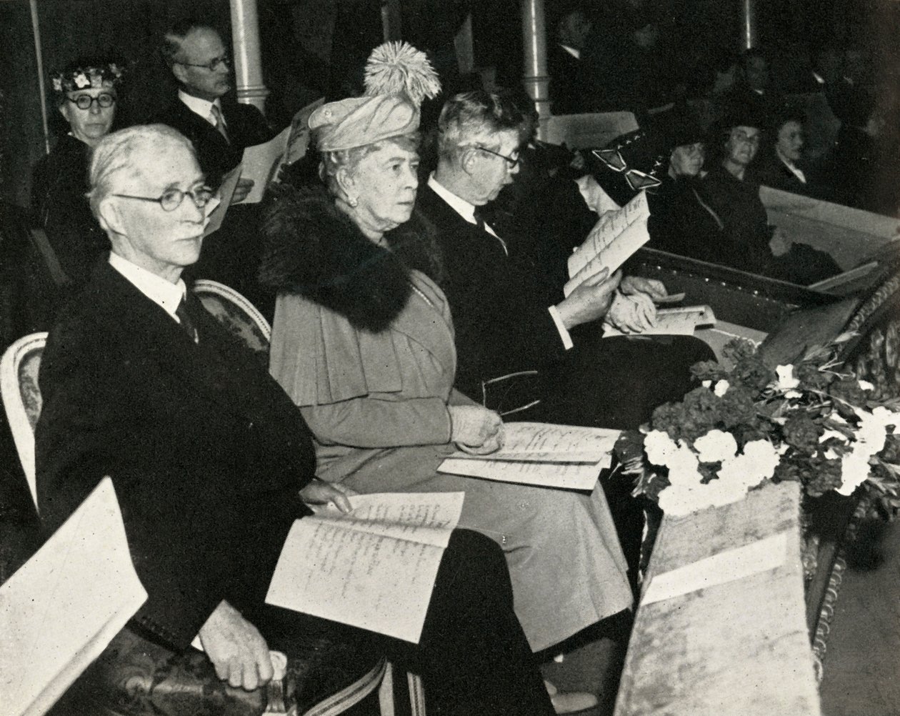Königin Mary beim Dankeskonzert für den Sieg, Royal Albert Hall, 1945, 1951 von Unbekannt