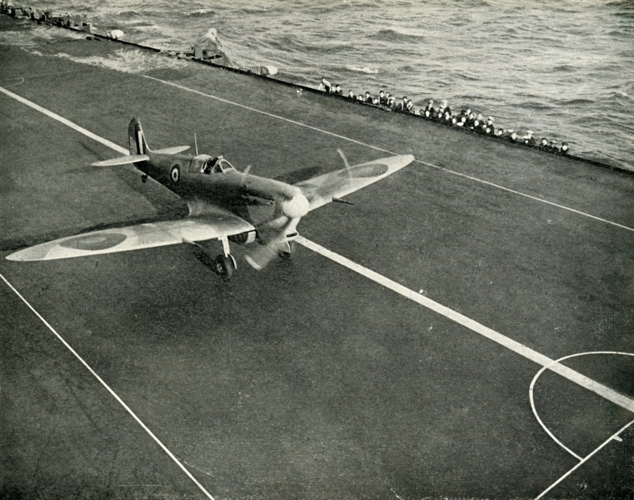 RAF Spitfire auf dem Deck eines Flugzeugträgers auf dem Weg nach Malta, Zweiter Weltkrieg, 1942 1944 von Unbekannt