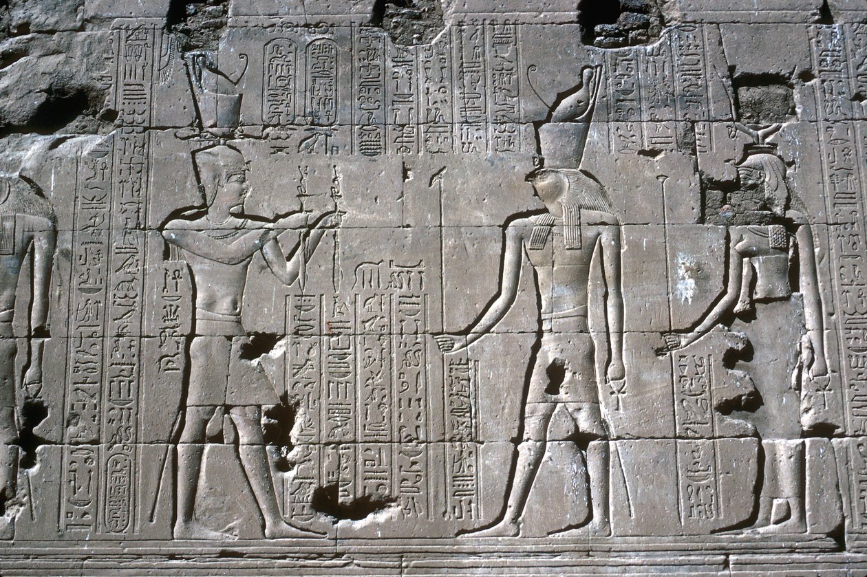 Relief des Pharaos vor Horus, Tempel des Horus, Edfu, Ägypten, Ptolemäische Zeit, ca. 251 v. Chr.-ca. 246 v. Chr. von Unbekannt