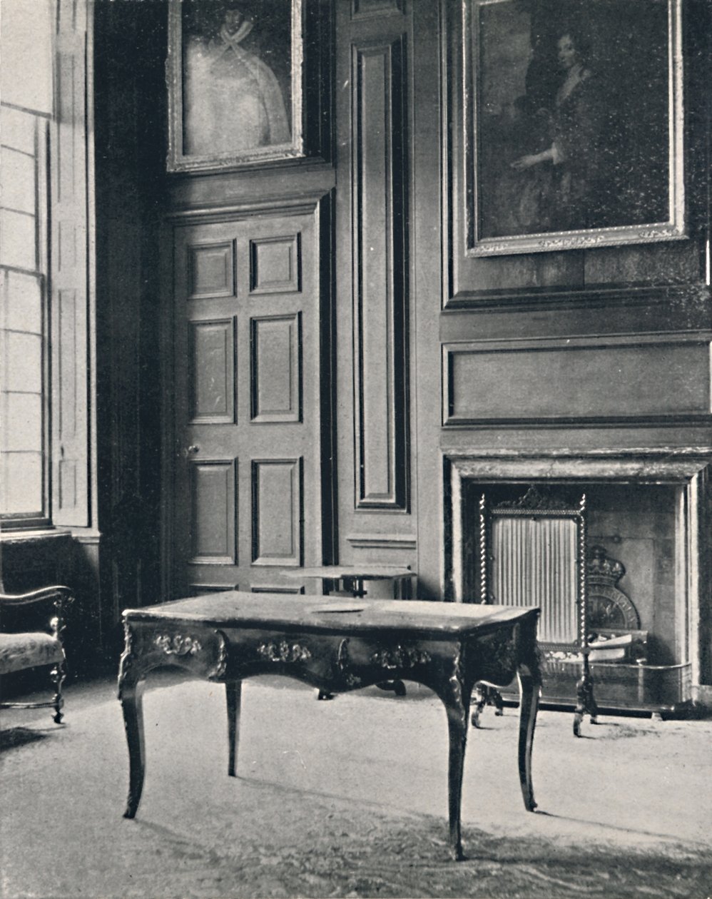Zimmer im Boughton House, mit Kaminstück aus dem frühen 18. Jahrhundert, 1927 von Unbekannt
