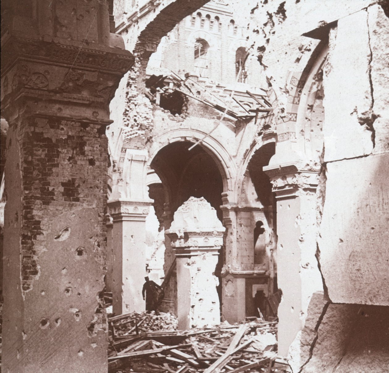Zerstörte Kirche, Albert, Nordfrankreich, ca. 1914-ca. 1918 von Unbekannt