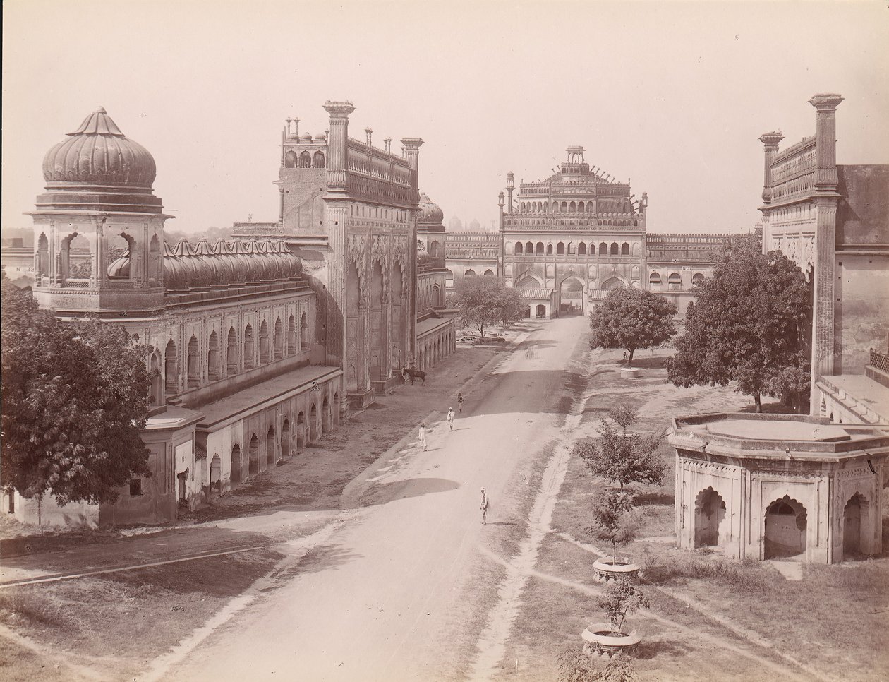 Rumi Darwaza und Tor des Bara Imambara mit 