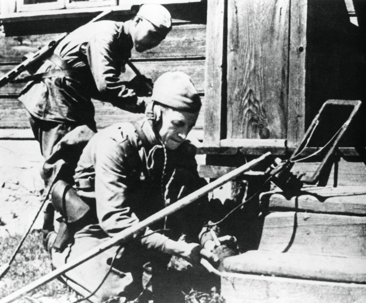 Russische Soldaten mit Minensuchgeräten räumen ein vermintes Haus, Ostfront von Unbekannt