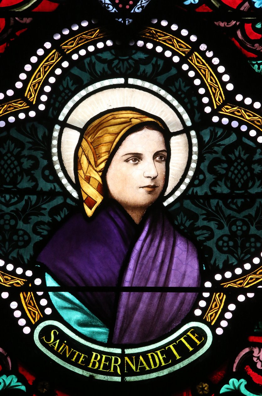 Herz-Jesu-Kirche. Buntglasfenster: Ste. Bernadette Soubirous ist bekannt für die Marienerscheinungen, 20160604, Moulins, Frankreich von Unbekannt