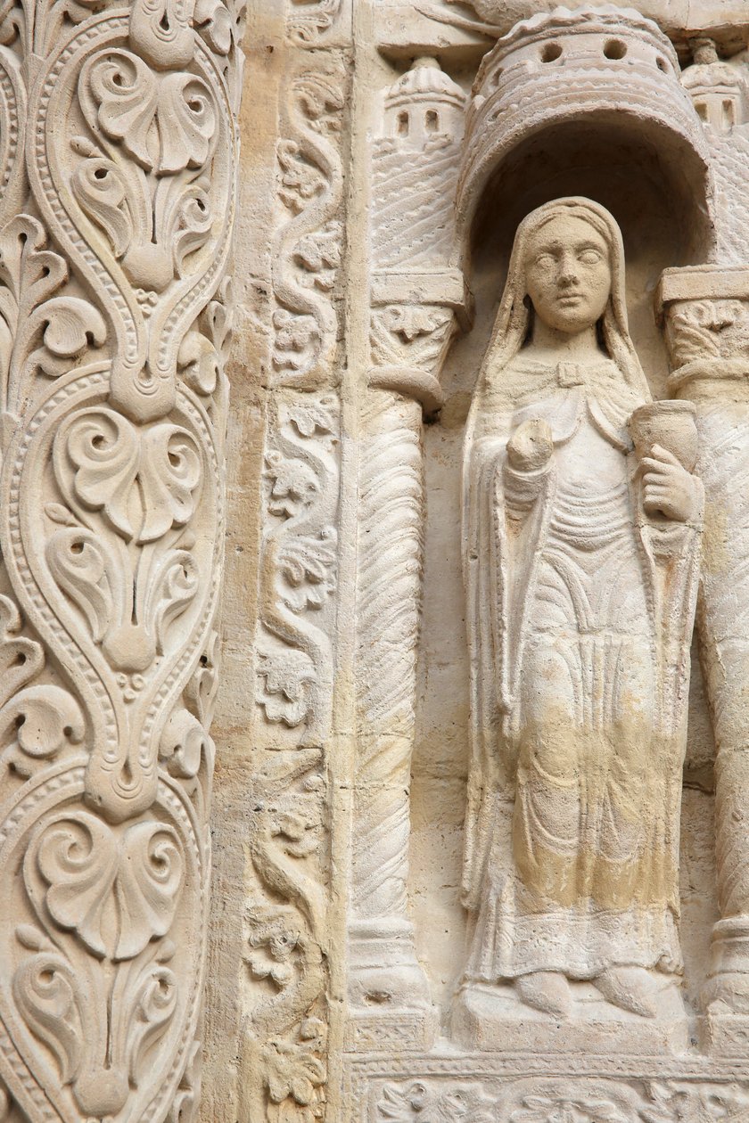 Basilika Saint Denis. Zentrales Portal. Die kluge Jungfrau, 20150919, Saint-Denis, Frankreich von Unbekannt