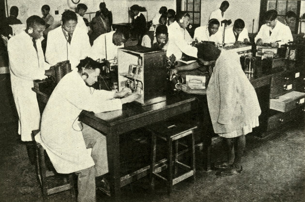 Szenen in einem einheimischen College - Studenten im Physiklabor, um 1948 von Unbekannt