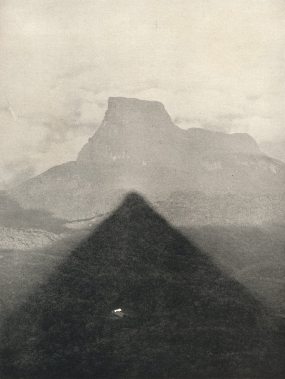 Schatten des Adamspik bei Sonnenaufgang, 1926 von Unbekannt