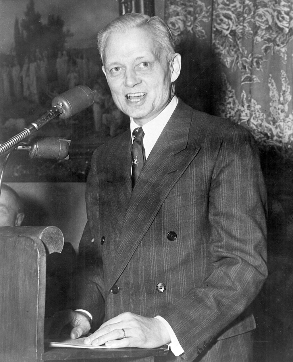 Sherman Adams 1899-1986, amerikanischer Politiker bei einer Rede von Unbekannt