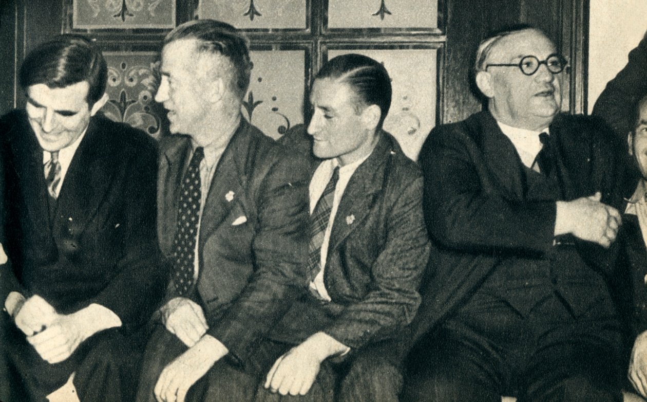 Kameraden an Land. John G. Winant, Ernest Bevin mit Handelsschiffern von Unbekannt