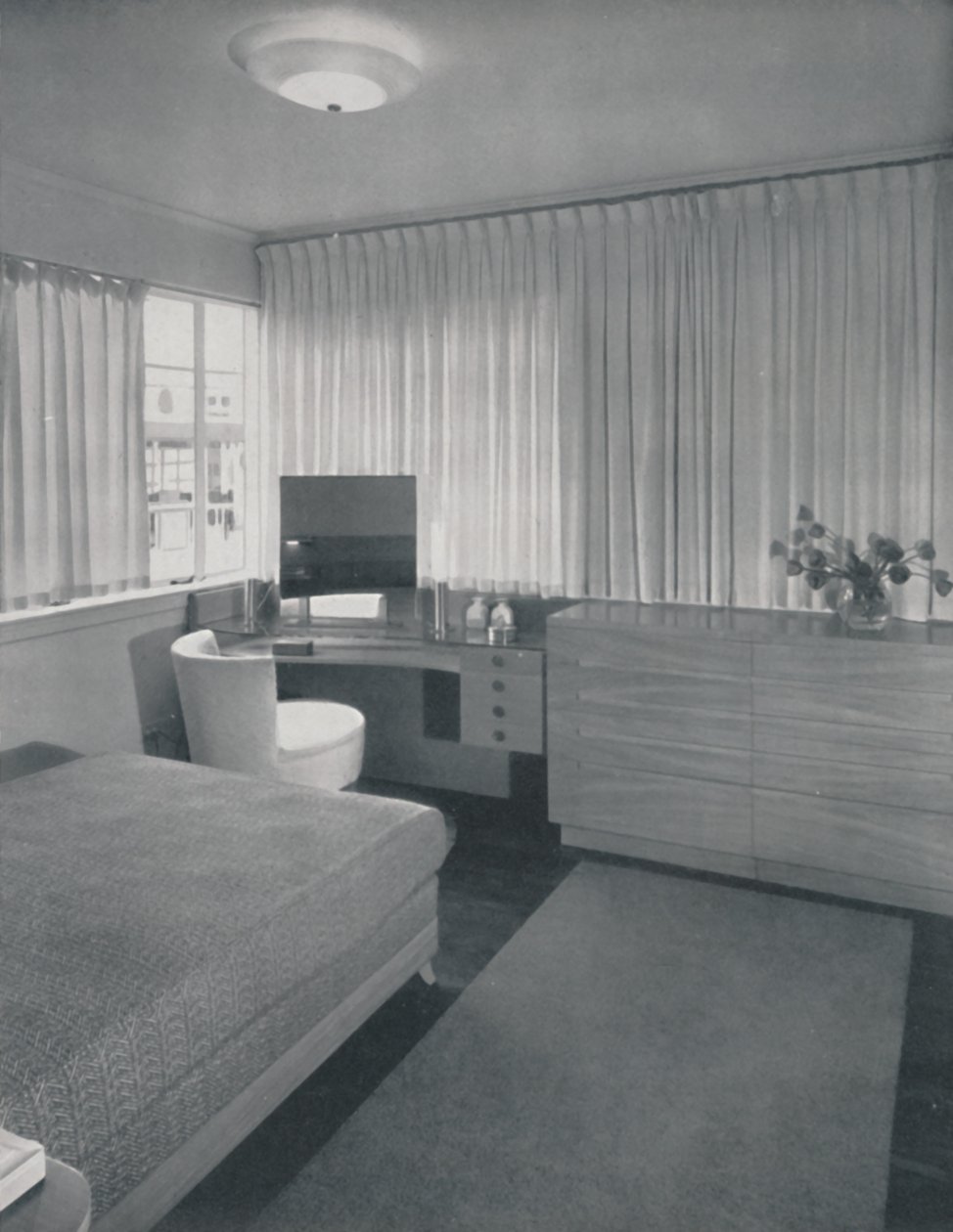 Einfache und praktische Linien charakterisieren dieses Schlafzimmer, 1942 von Unbekannt