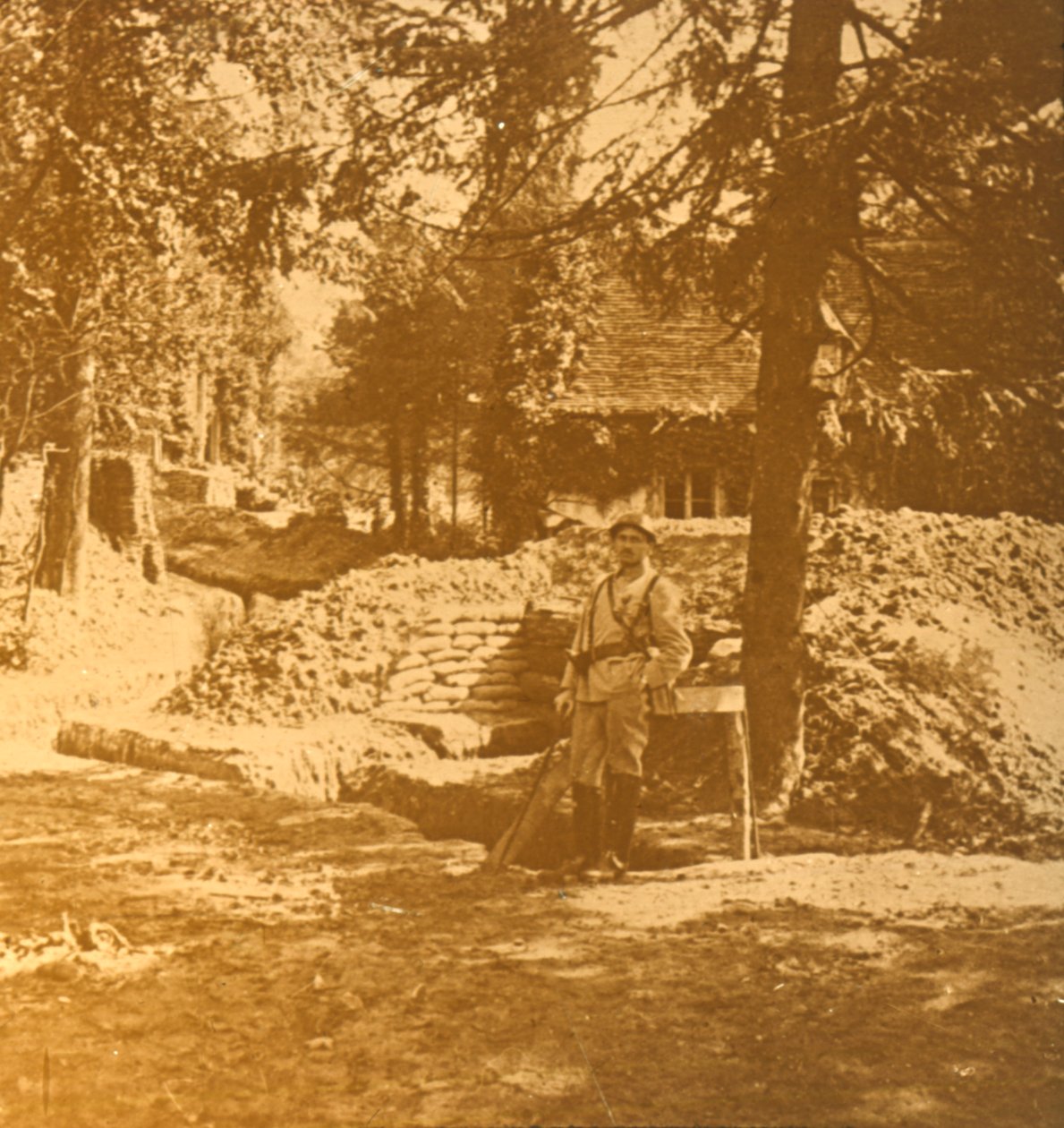 Soldat vor einem Schützengraben, Bois des Loges, Nordfrankreich, um 1914-1918 von Unbekannt