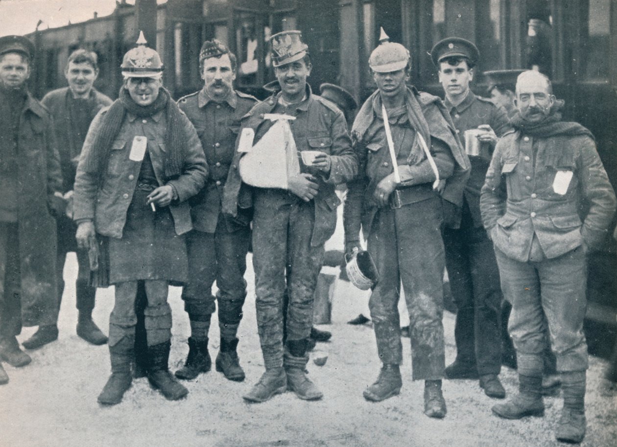 Einige fröhliche Verwundete aus den Kämpfen von Neuve Chapelle, die erbeutete deutsche Helme tragen, 1915 von Unbekannt