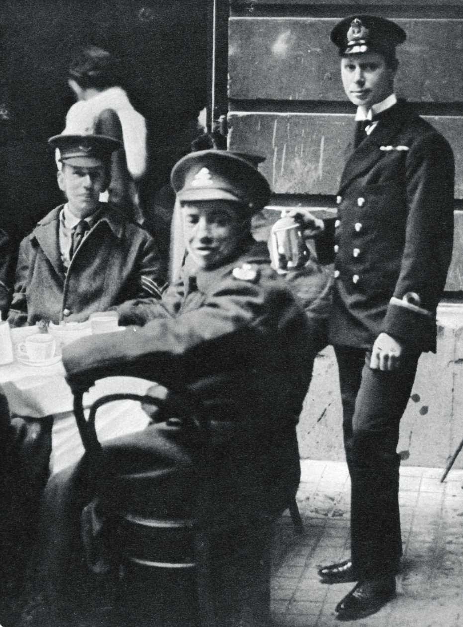 Unterleutnant Prinz Albert serviert Tee an verwundete Soldaten im Buckingham Palace, 1916 von Unbekannt