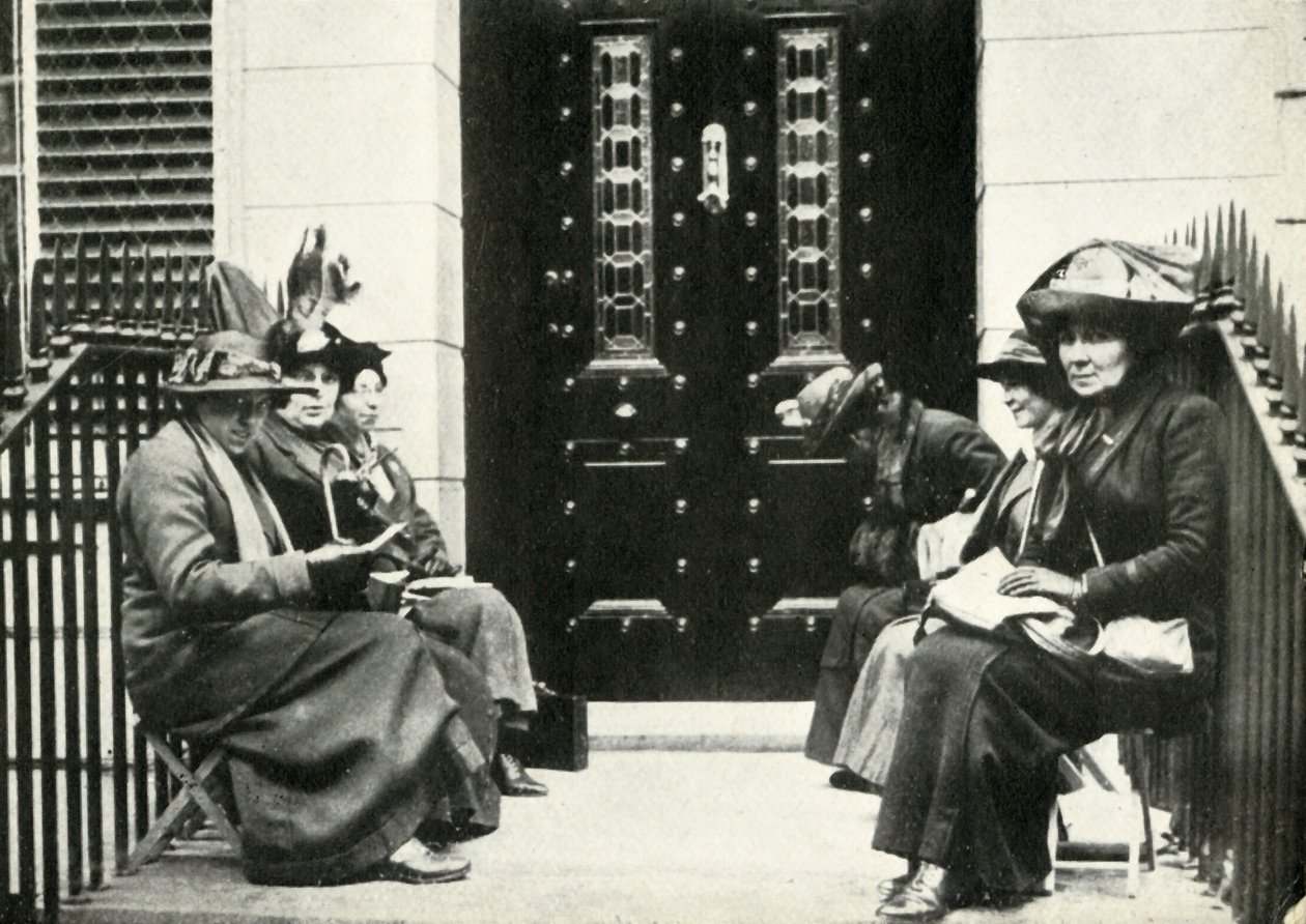 Suffragetten warten vor der Haustür von Sir Edward Carsons Londoner Haus, 6. April 1914, 1947 von Unbekannt