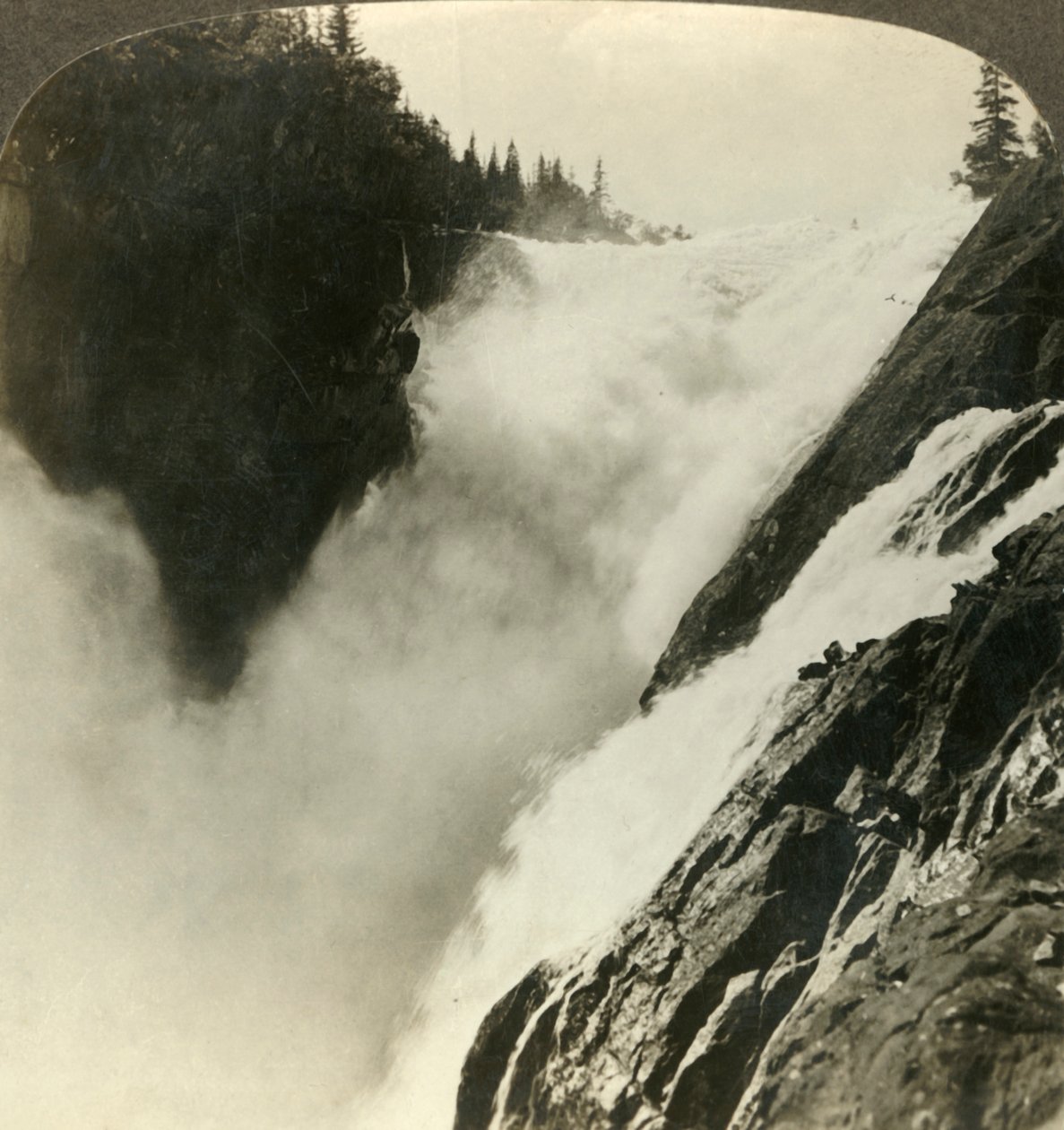 Großartige Pracht der mächtigen Riukan-Fälle, wo sie ihren 800-Fuß-Absturz beginnen, Norwegen, ca. 1905 von Unbekannt
