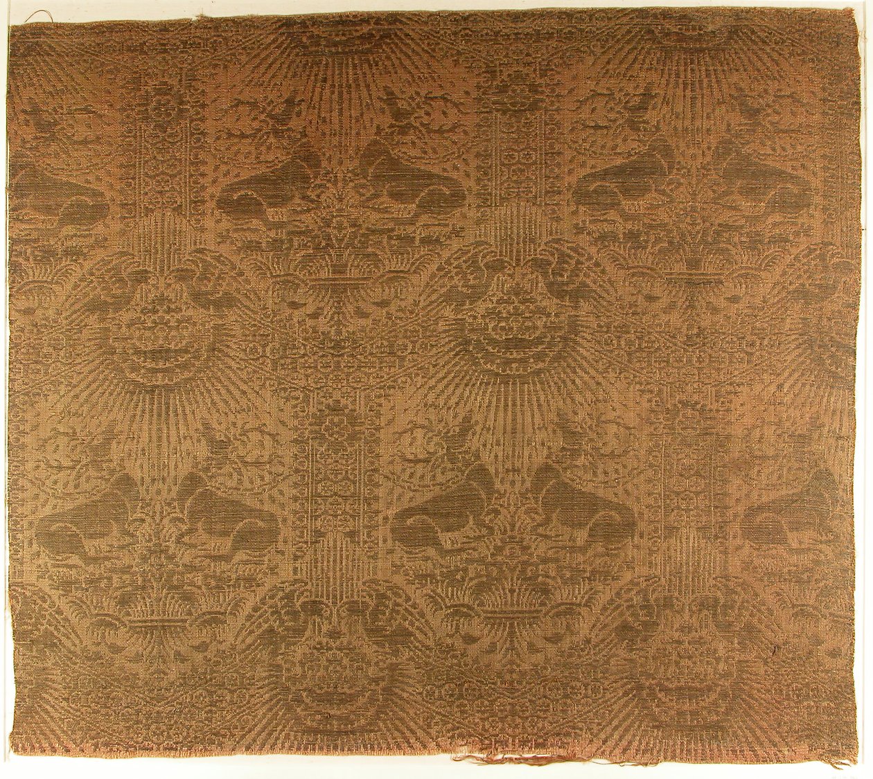 Textilfragment mit liegenden Hirschen, Adlern, Wolken und Sonnenstrahlen, italienisch, 1390er Jahre von Unbekannt