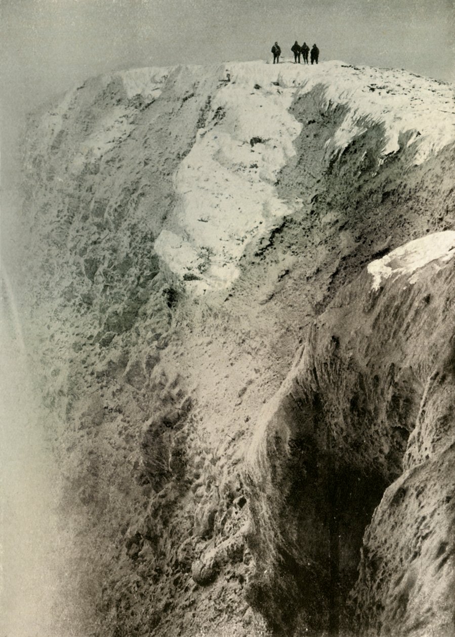 Der Krater des Erebus, 900 Fuß tief und eine halbe Meile breit, 1908, 1909 von Unbekannt