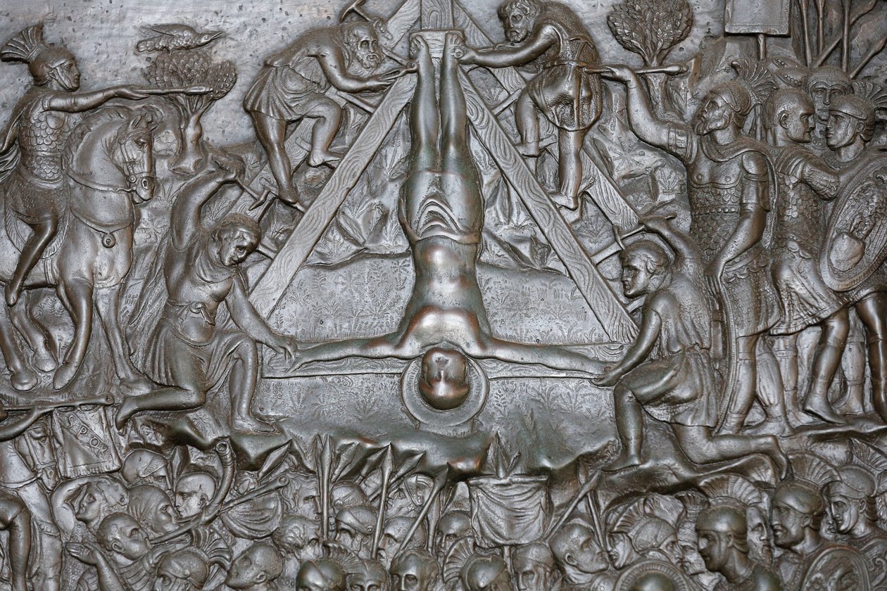 Die Kreuzigung des Heiligen Petrus - (Detail) eines Portals - Haupteingangstür des Petersdoms, Rom, Italien von Unbekannt