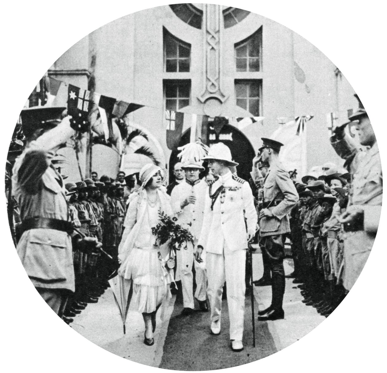 Der Herzog und die Herzogin von York besuchen das Grab von Admiral Benbow, Kingston, Jamaika, 1927, 1937 von Unbekannt