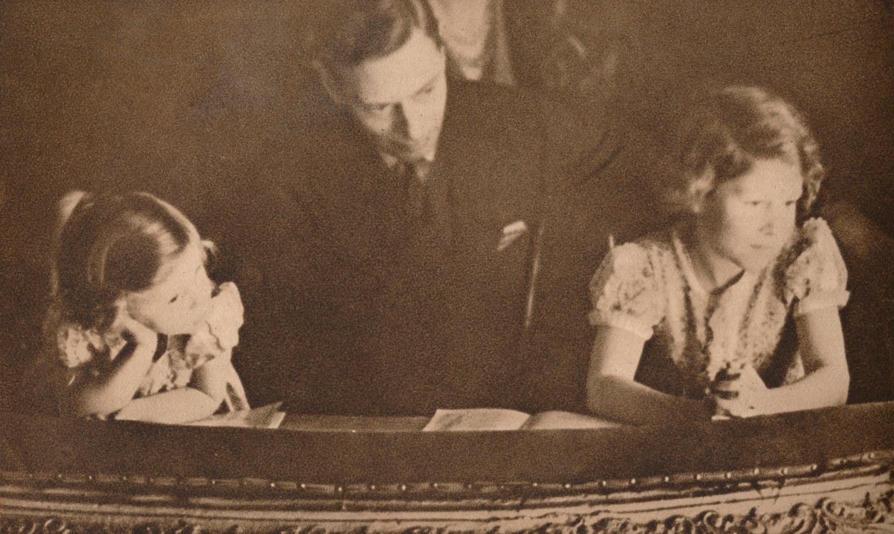 Der Herzog von York und die Prinzessinnen Elizabeth und Margaret beim Pantomime, 6. Februar 1935 von Unbekannt