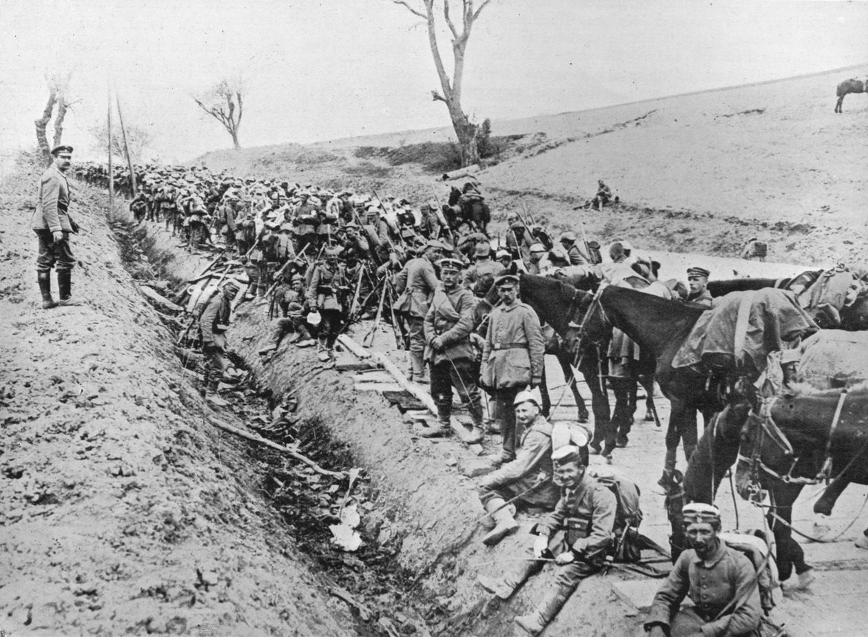 Der deutsche Vormarsch durch Galizien: Ein Biwak von Truppen am Straßenrand, 1915 von Unbekannt