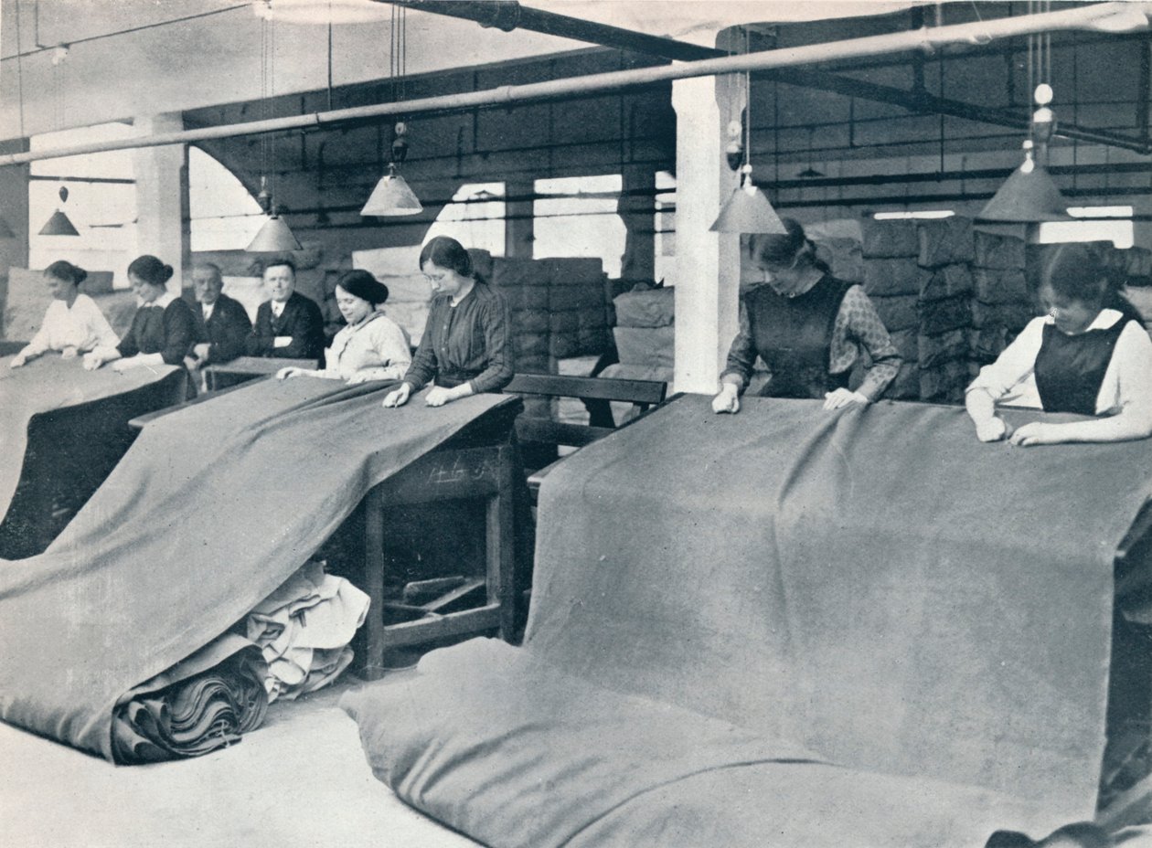 Die Herstellung von Khaki: Untersuchung des fertigen Stoffes, ca. 1914 von Unbekannt