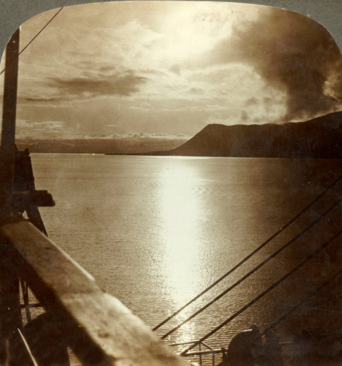 Die Mitternachtssonne im Juli über den Klippen von Spitzbergen und der Arktischen Ozean, ca. 1905 von Unbekannt
