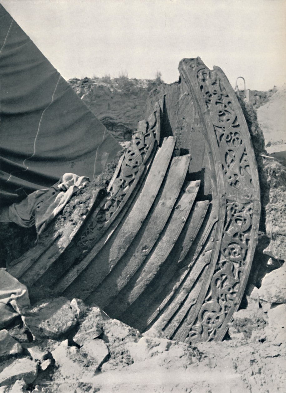 Das Oseberg-Schiff im Hügel, zeigt die Schnitzerei am Bug und Geländer, 1935 von Unbekannt